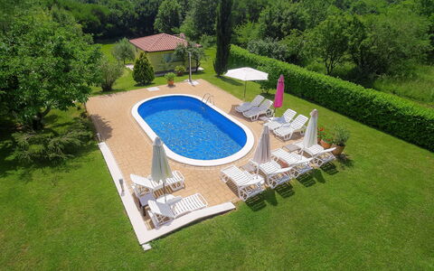 Lucija: Piscine, Propriété, Herbe, Arrière-Cour, Immobilier, Maison, Pelouse, Loisir, Gazon Artificiel, Biens