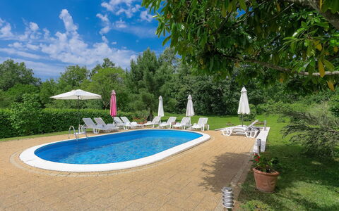 Lucija: L'Eau, Plante, Nuage, Ciel, Piscine, Arbre, Pot De Fleur, Loisir, Herbe, Bâtiment