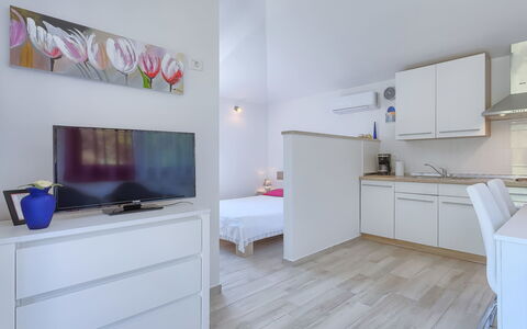 Lucija: Meubles, Pièce, Propriété, Design Intérieur, Sol, Lit, Chambre, Bâtiment, Mur, Maison