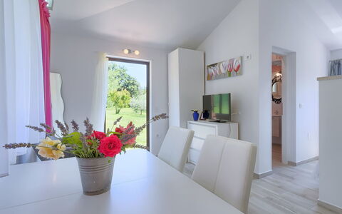 Lucija: Propriété, Pièce, Design Intérieur, Bâtiment, Sol, Maison, Meubles, Immobilier, Plafond, Domicile