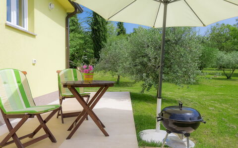 Lucija: Plante, Propriété, Table, Parapluie, Vert, Bâtiment, Arbre, Ombre, Mobilier De Jardin, Design Intérieur