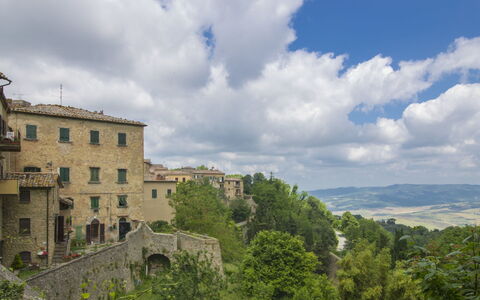 La Fonte: Nuage, Ciel, Bâtiment, Fenêtre, Plante, Paysage Naturel, Arbre, Cumulus, Ville, Paysage