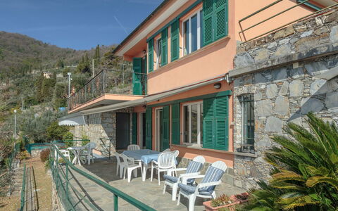 Villa Pia Con Piscina a Recco: Propriété, Maison, Bâtiment, Immobilier, Domicile, Appartement, Façade, Vacances, Architecture, Villa
