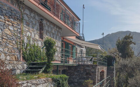Villa Pia Con Piscina a Recco: Propriété, Maison, Bâtiment, Architecture, Mur, Immobilier, Montagne, Zone Rurale, Roche, Façade