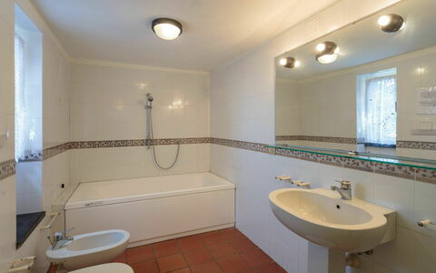 Villa Pia Con Piscina a Recco: Miroir, Luminaire Plomberie, Évier, Robinet, Propriété, Blanc, Baignoire, Salle De Bains, Lavabo, Bleu Azur