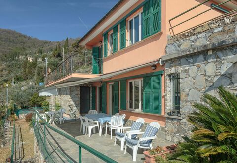 Villa Pia Con Piscina a Recco: Propriété, Maison, Bâtiment, Immobilier, Domicile, Appartement, Façade, Vacances, Architecture, Villa