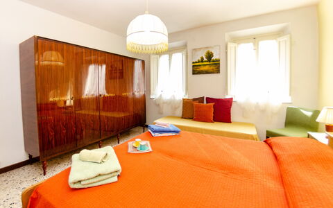 La Piccola Margherita: Pièce, Chambre, Meubles, Propriété, Lit, Design Intérieur, Orange, Drap De Lit, Suite, Bâtiment