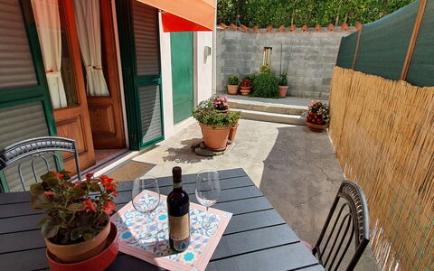 La Piccola Margherita: Propriété, Maison, Pièce, Arrière-Cour, Bâtiment, Patio, Domicile, Immobilier, Pot De Fleur, Cour