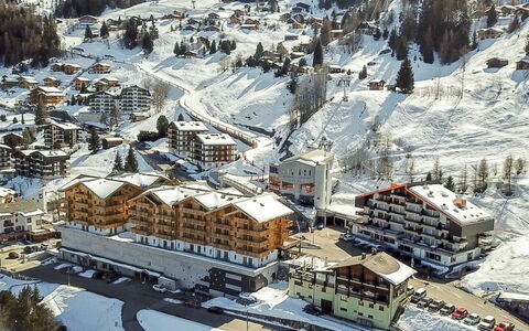 La Tzoumaz 900: Bâtiment, Neige, Monde, Maison, Montagne, Pente, Arbre, Gelé, Design Urbain, Paysage