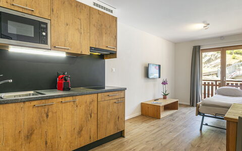 La Tzoumaz 900: Propriété, Cabinetry, Meubles, Comptoir, Fenêtre, Bois, Design Intérieur, Appareil De Cuisine, Sol, Salon