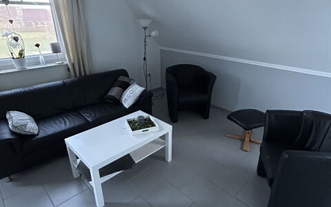 Dori: L'Eau, Ciel, Propriété, Piscine, Bleu Azur, Nuage, Station Balnéaire, Mobilier De Jardin, Plante, Arbre