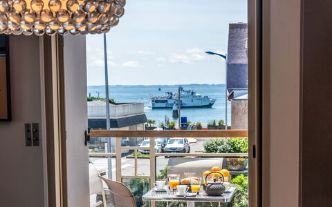 Quiberon 121: Propriété, Pièce, Jaune, Fenêtre, Design Intérieur, Bâtiment, Immobilier, Accessoire D'Éclairage, Maison, Vacances