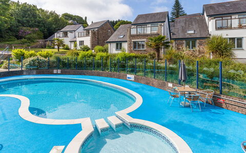 Villa Gallery: L'Eau, Nuage, Ciel, Bâtiment, Fenêtre, Piscine, Plante, Bleu Azur, Arbre, Mobilier De Jardin