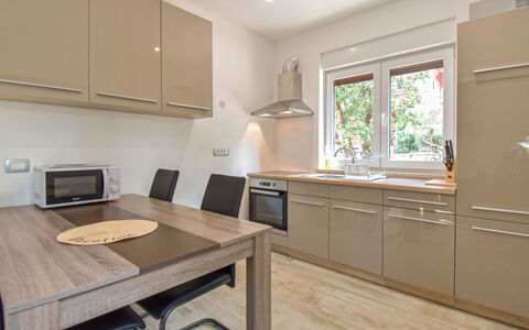 Romina: Meubles, Cuisine, Comptoir, Appareil De Cuisine, Design Intérieur, Cabinetry, Sol, Bois, Principaux Appliance, Sol