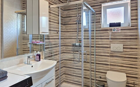 Romina: Luminaire Plomberie, Design Intérieur, Mur, Sol, Salle De Bains, Lavabo, Évier, Sol, Robinet, Plomberie