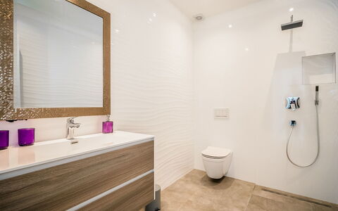Minimal: Salle De Bains, Pièce, Propriété, Violet, Design Intérieur, Tuile, Sol, Baignoire, Bâtiment, Plafond