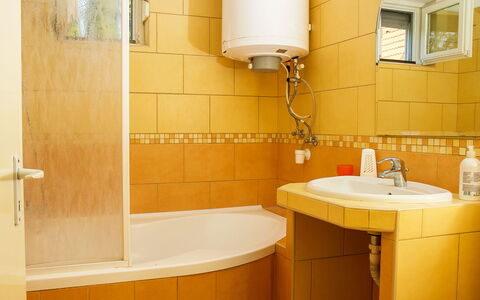 Vilma: Miroir, Robinet, Baignoire, Luminaire Plomberie, Propriété, Évier, Bâtiment, Plante, Lavabo, Lumière