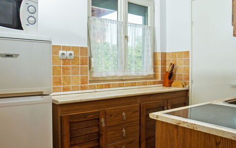 Vilma: Cabinetry, Meubles, Armoire De Toilette, Fenêtre, Bâtiment, Blanc, Comptoir, Bois, Luminaire Plomberie, Design Intérieur