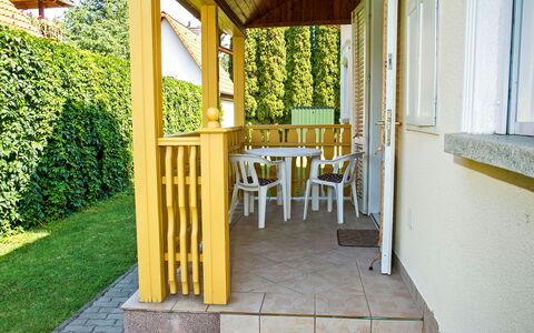 Vilma: Plante, Bâtiment, Chaise, Bois, Design Intérieur, Ombre, Porche, Herbe, Arbre, Immobilier