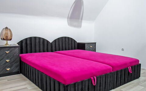 Vilma: Meubles, Confort, Cadre De Lit, Rectangle, Textile, Violet, Bâtiment, Éclairage, Bois, Design Intérieur