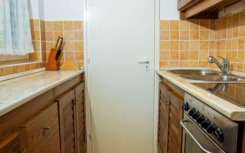 Vilma: Cabinetry, Bâtiment, Propriété, Évier, Evier, Robinet, Comptoir, Luminaire Plomberie, Cuisine, Fenêtre