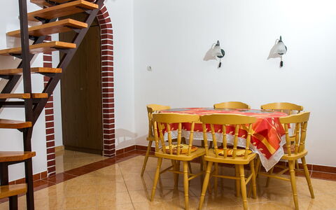 Vilma: Table, Meubles, Propriété, Chaise, Bois, Bâtiment, Design Intérieur, Sol, Sol, Dur