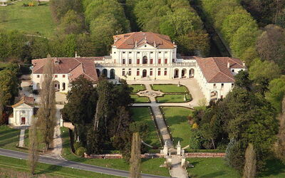 Ca' Marcello - Private Palladian villa (16th century) The self catering apartment (8-9 people) is located in the eastern wing. A private parking lot is available in the property
