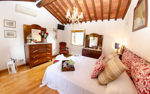 Alla Piazzetta Proprietà: Pièce, Chambre, Meubles, Propriété, Design Intérieur, Plafond, Lit, Bâtiment, Drap De Lit, Maison