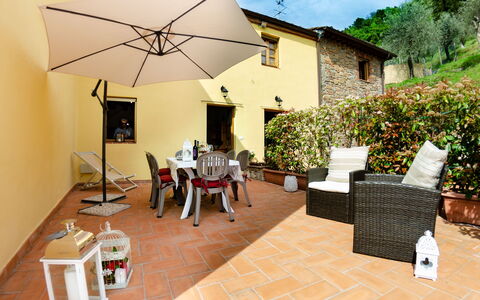 Alla Piazzetta: Plante, Bâtiment, Design Intérieur, Chaise, Mobilier De Jardin, Table, Bois, Arbre, Maison, Ombre