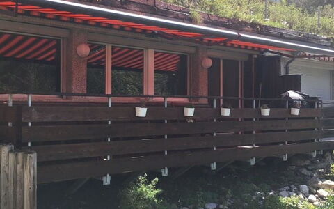 Am Lee: Ombre, Cabane En Rondins, Mélèze, Porche