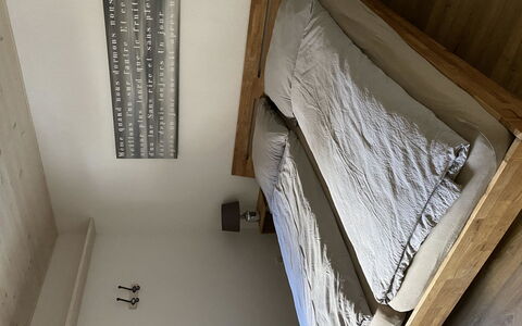 Am Lee: Bois, Chambre, Sol, Sol, Literie, Drap De Lit, Design Intérieur, Linge, Lit, Pièce