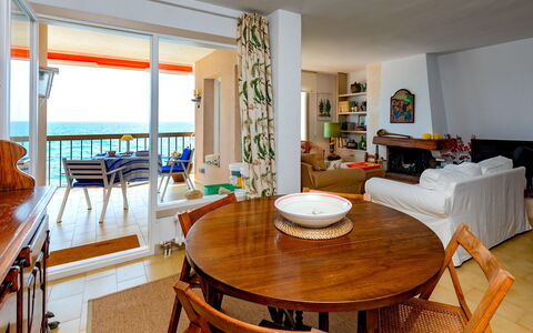 Acuario: Pièce, Propriété, Meubles, Salle À Manger, Bâtiment, Design Intérieur, Table, Immobilier, Maison, Sol
