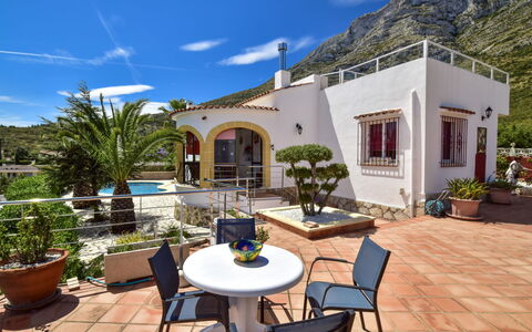 Bellavista: Plante, Nuage, Ciel, Meubles, Propriété, Table, Bâtiment, Chaise, Bleu Azur, Pot De Fleur