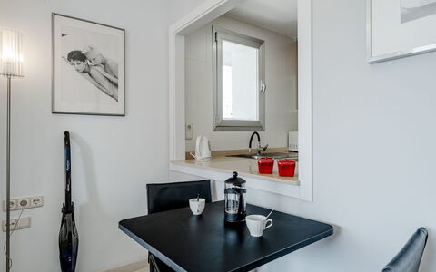 Entremares: Meubles, Design Intérieur, Sol, Pièce, Sol, Éclairage, Table, Plafond, Domicile, Chaise