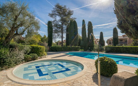 L'Orée de Vence: Ciel, Nuage, Plante, Propriété, L'Eau, Bleu Azur, Arbre, Surface De La Route, Herbe, Design Urbain