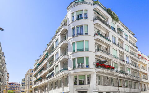 Le Rossi: Ciel, Bâtiment, Roue, Propriété, Voiture, Fenêtre, Infrastructure, Bloc Tour, Condominium