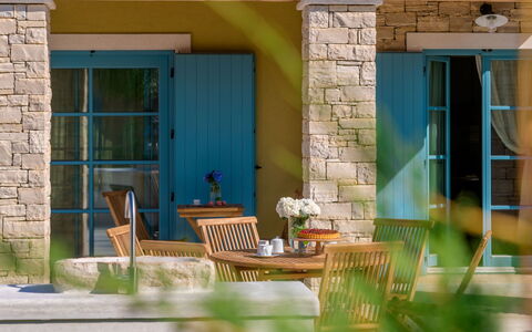 Villa Toscana: L'Eau, Propriété, Fenêtre, Piscine, Bâtiment, Plante, Bleu Azur, Ombre, Arbre, Architecture