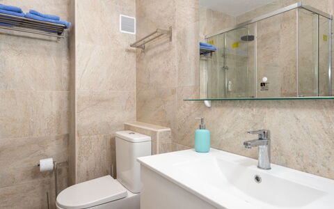 Atalaya Rio Verde: Salle De Bains, Propriété, Pièce, Mur, Tuile, Design Intérieur, Architecture, Robinet, Immobilier, Luminaire Plomberie