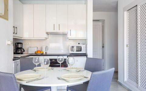 Atalaya Rio Verde: Pièce, Blanc, Meubles, Design Intérieur, Propriété, Bâtiment, Cuisine, Plafond, Comptoir, Sol