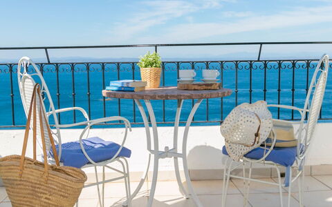 Roses 366: Meubles, Chaise, Bleu, Table, Mobilier De Jardin, Bleu Azur, Chaise Pliante, Balcon, Pièce, Vacances