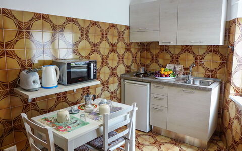 Il Piccolo Nocelleto: Pièce, Propriété, Meubles, Design Intérieur, Cuisine, Bâtiment, Maison, Mur, Sol, Jaune
