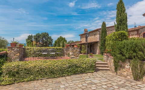 Villa Dell'angelo: Propriété, Ciel, Mur, Maison, Bâtiment, Immobilier, Arbre, Nuage, Domicile, Zone Résidentielle