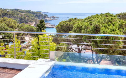 Crystal: L'Eau, Ciel, Plante, Propriété, Piscine, Nuage, Bâtiment, La Nature, Bleu Azur, Clôture