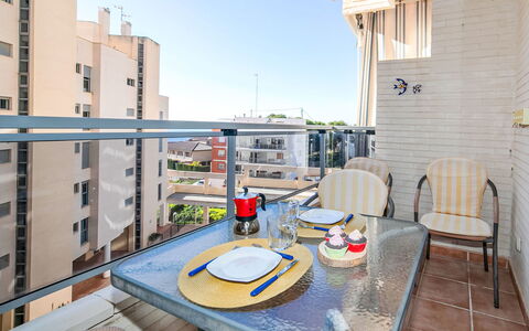 Plaza Mayor: Appartement, Balcon, Condominium, Chaise, Verre, Ombre, Table Cuisine Et Salle A Manger, Hôtel, Appartement Penthouse