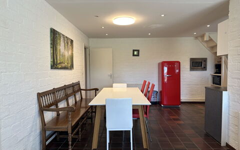 Bungalowpark Landsrade: Table, Meubles, Propriété, Chaise, Bois, Design Intérieur, Bâtiment, Sol, Sol, Salle