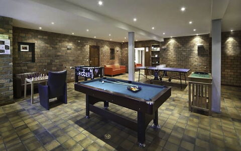 Bungalowpark Landsrade: Table, Meubles, Propriété, Table De Billard, Salle De Billard, Bassin, Billard, Bâtiment, Salle De Récréation