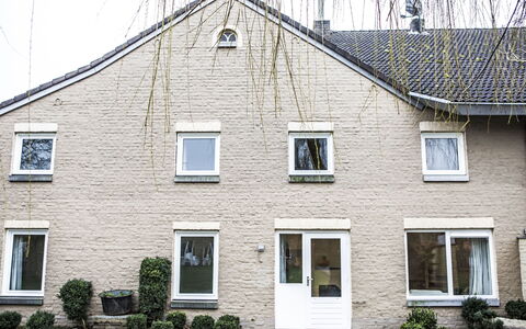 Bungalowpark Landsrade: Plante, Bâtiment, Fenêtre, Propriété, Maison, Ciel, Chalet, Mur, Zone Résidentielle