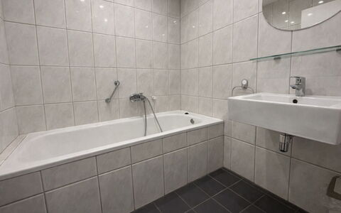 Bungalowpark Landsrade: Salle De Bains, Sol, Luminaire Plomberie, Mur, Sol, Baignoire, Design Intérieur, Plomberie, Robinet, Tuile