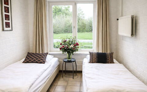 Bungalowpark Landsrade: Lit, Chambre, Sol, Literie, Design Intérieur, Sol, Meubles, Drap De Lit, Cadre De Lit, Pièce