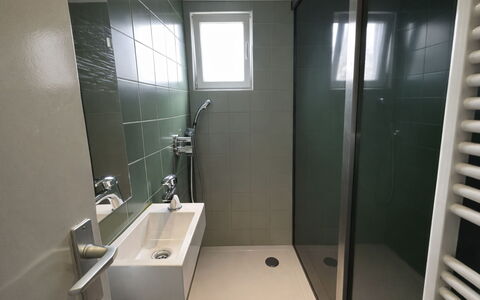 Bungalowpark Landsrade: Salle De Bains, Luminaire Plomberie, Sol, Sol, Design Intérieur, Plomberie, Robinet, Lavabo, Évier, Toilette